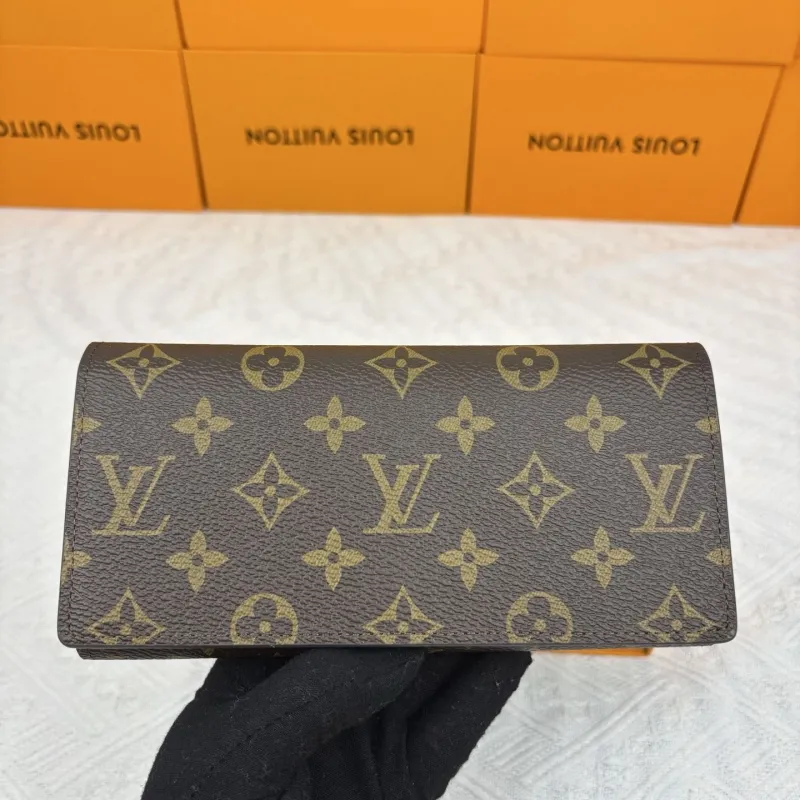 LV Wallets-885