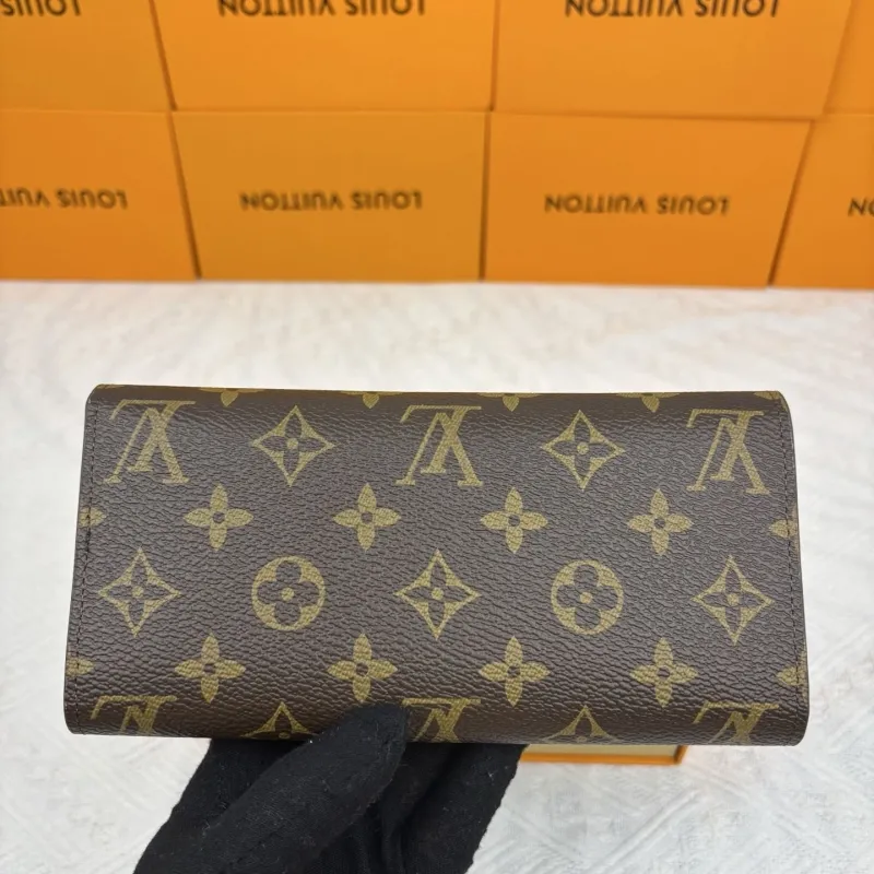 Alternative view of LV Wallets-885