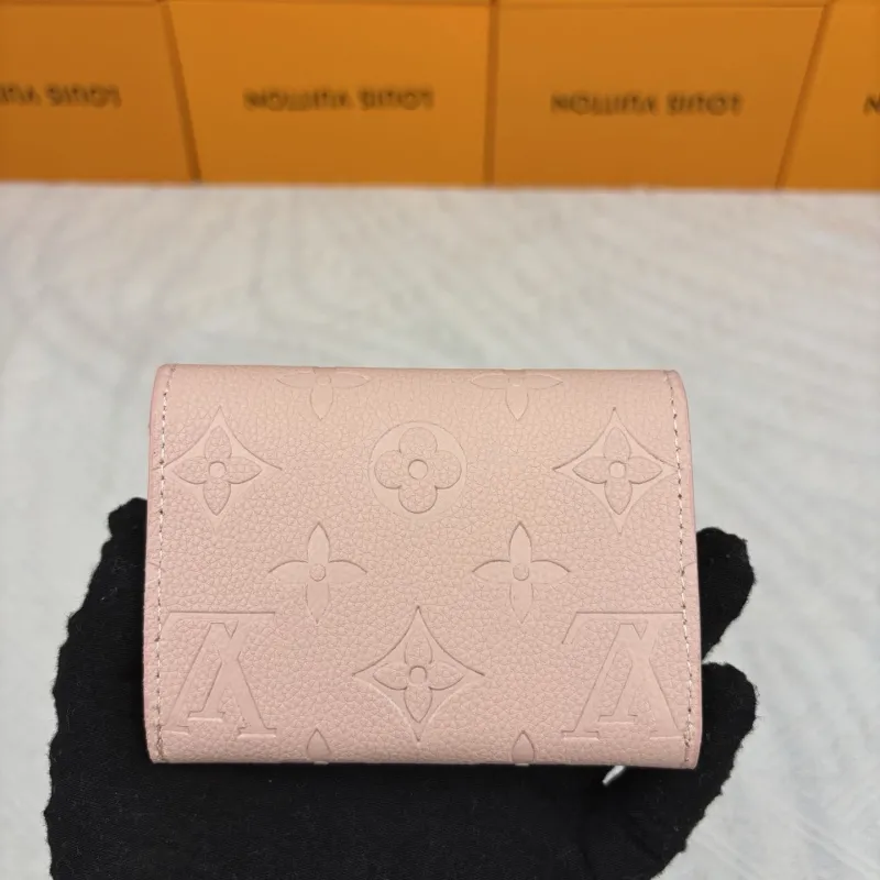 Alternative view of LV Wallets-889