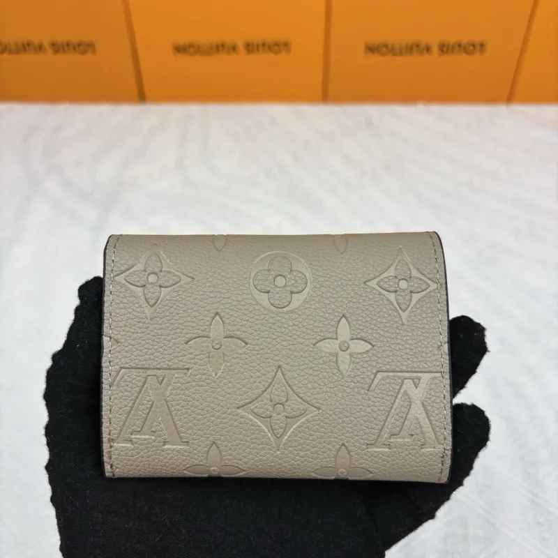 Alternative view of LV Wallets-890
