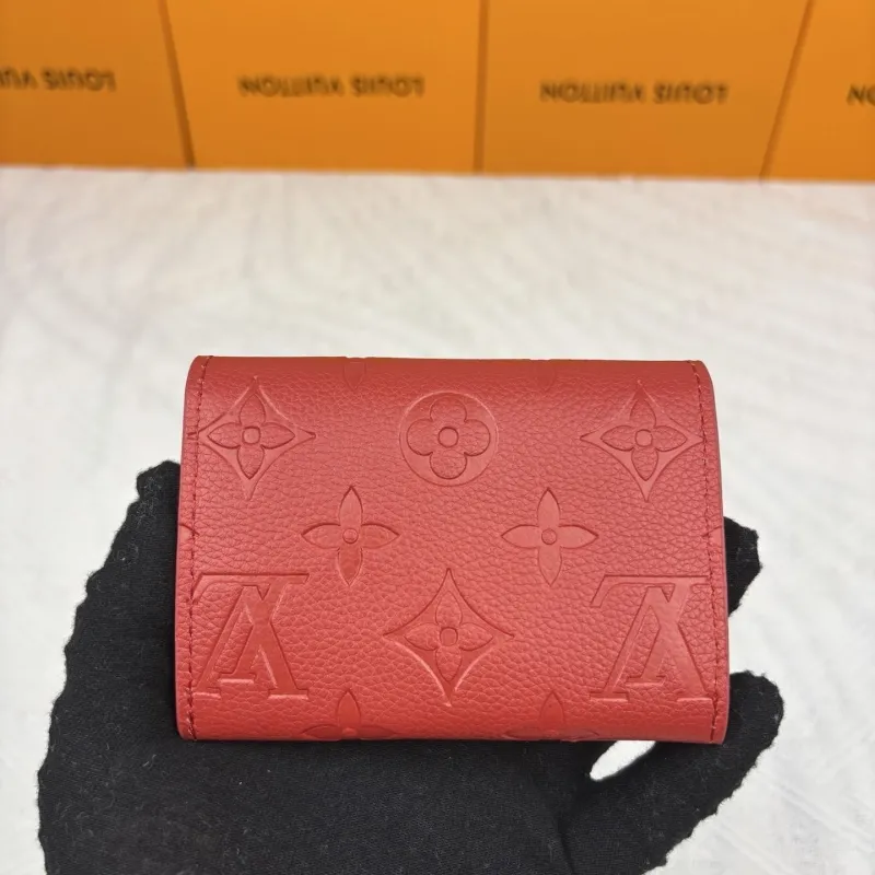 Alternative view of LV Wallets-891