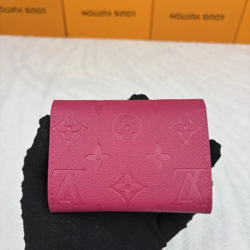 Alternative view of LV Wallets-892