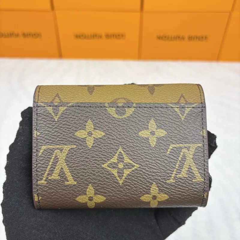 Alternative view of LV Wallets-894