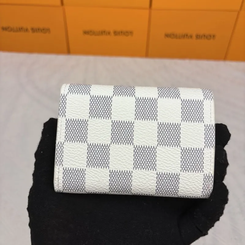 Alternative view of LV Wallets-895
