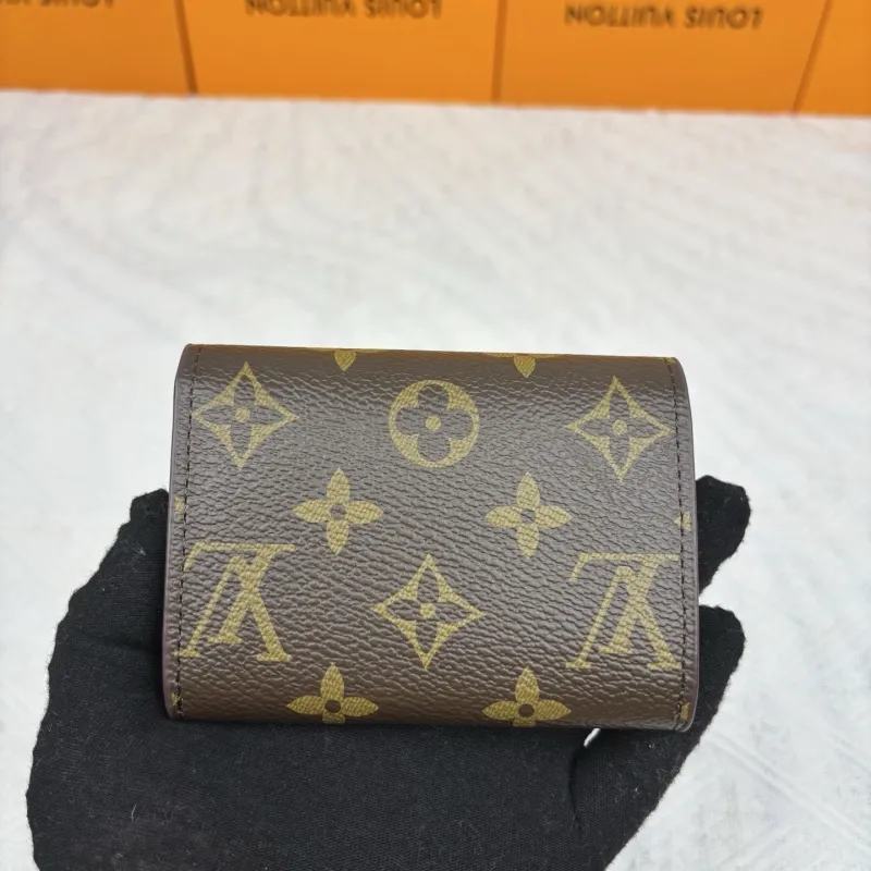 Alternative view of LV Wallets-896