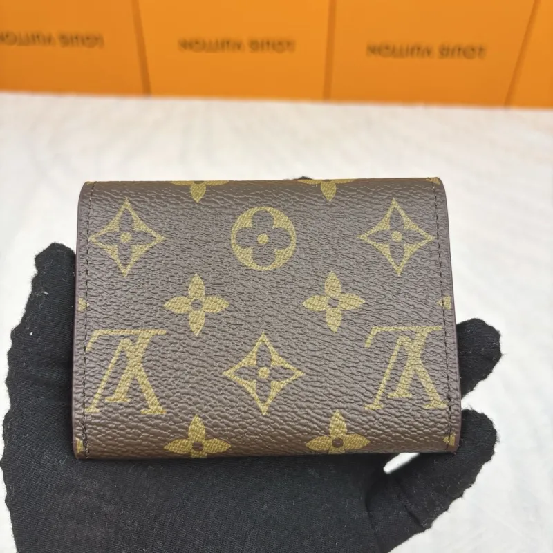 Alternative view of LV Wallets-897