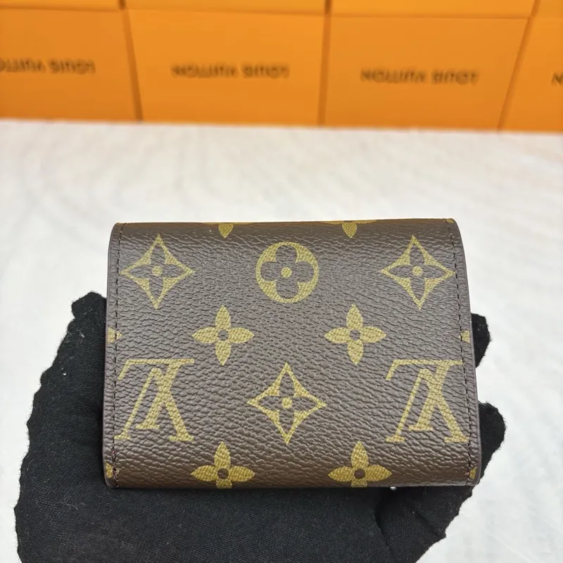 Alternative view of LV Wallets-898