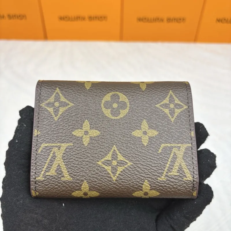 Alternative view of LV Wallets-899