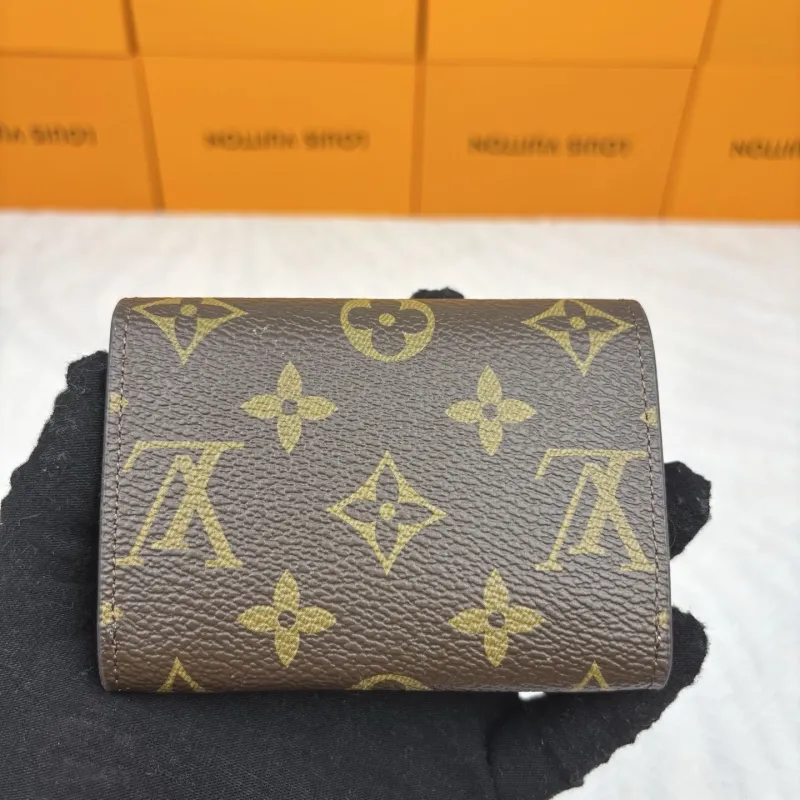 Alternative view of LV Wallets-900