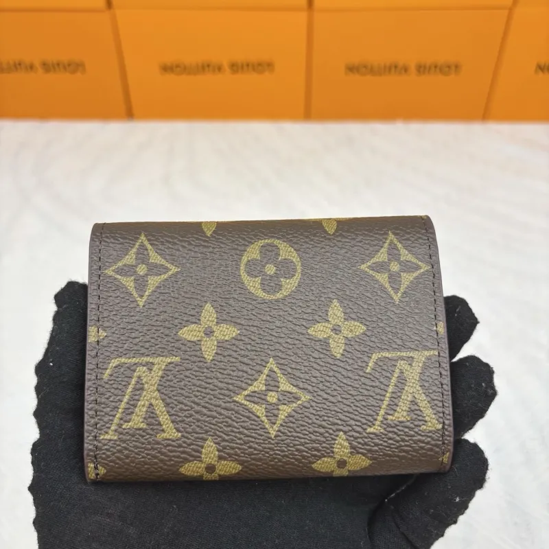 Alternative view of LV Wallets-901