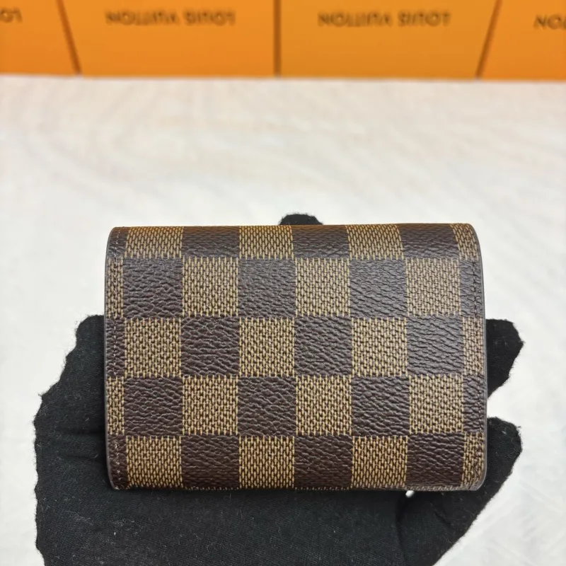 Alternative view of LV Wallets-902