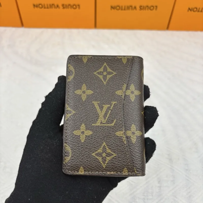 Alternative view of LV Wallets-903