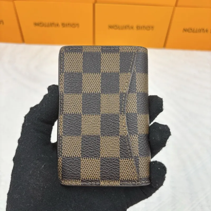 Alternative view of LV Wallets-904