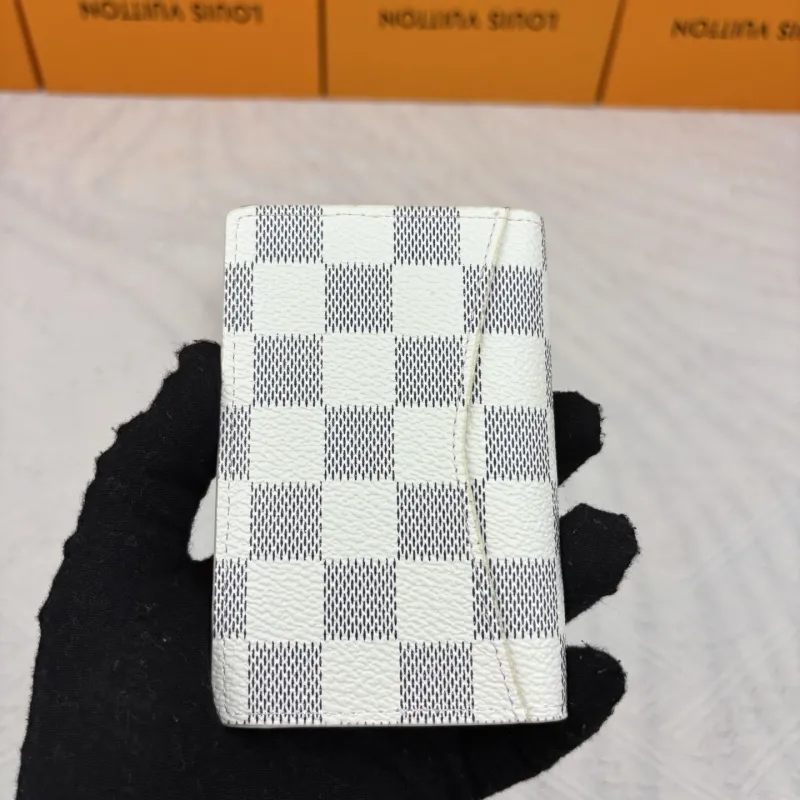 Alternative view of LV Wallets-905