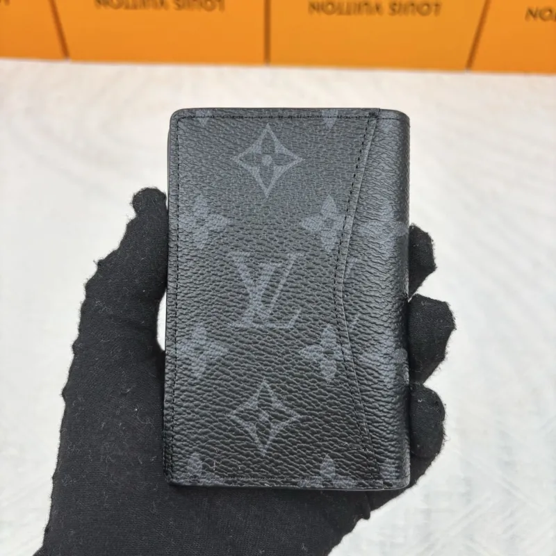 Alternative view of LV Wallets-906
