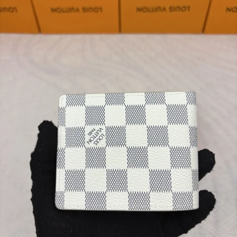 Alternative view of LV Wallets-913