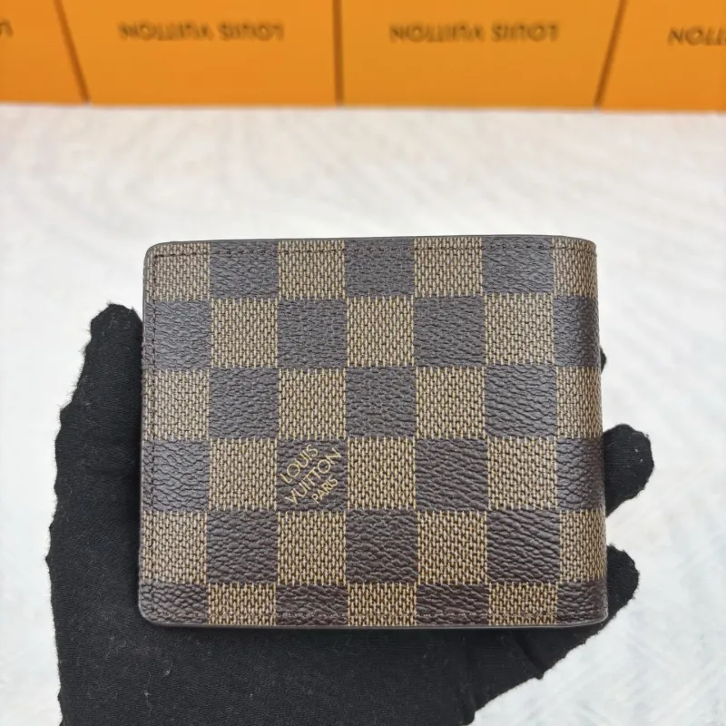 Alternative view of LV Wallets-914