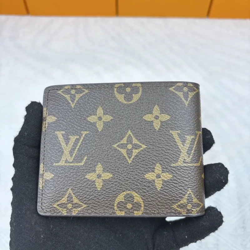 Alternative view of LV Wallets-915