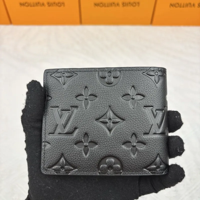 Alternative view of LV Wallets-916