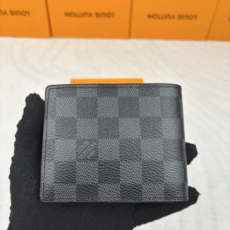 Alternative view of LV Wallets-917