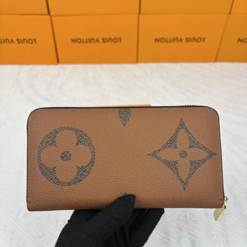 Alternative view of LV Wallets-919