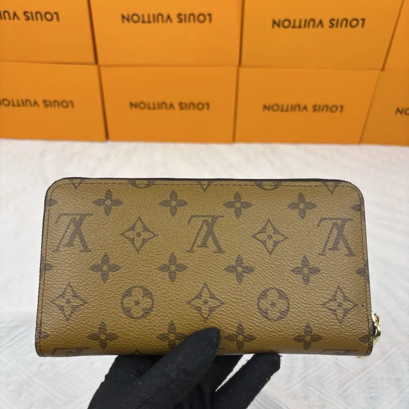 Alternative view of LV Wallets-920