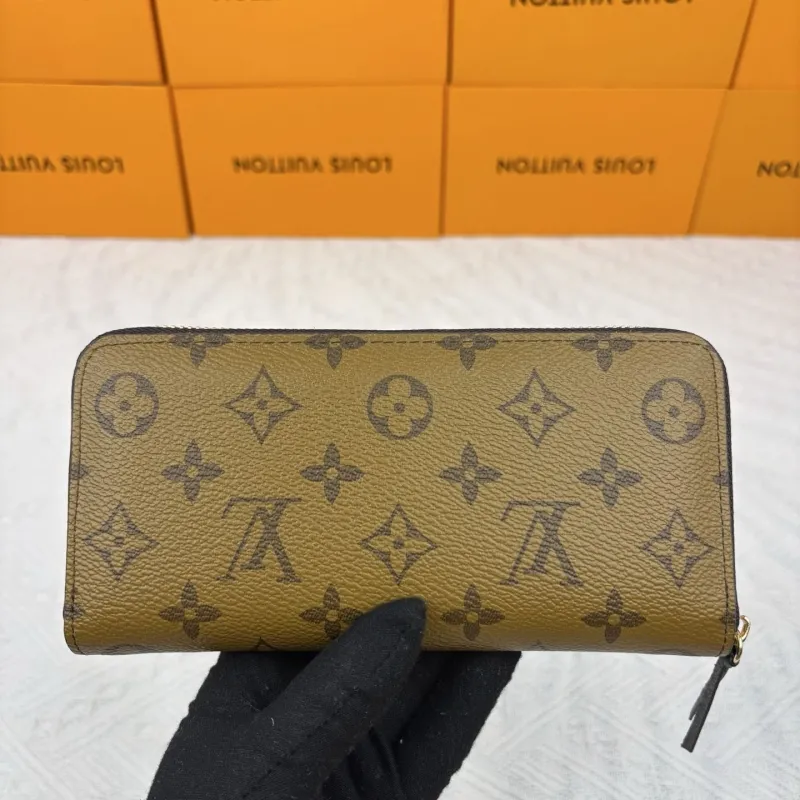 Alternative view of LV Wallets-921