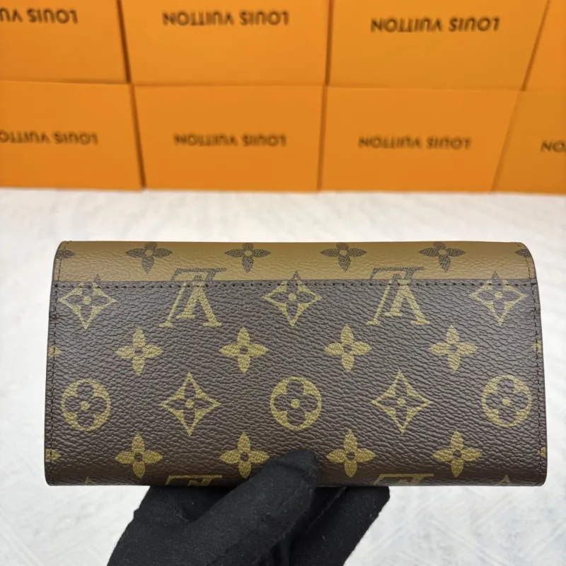 Alternative view of LV Wallets-922