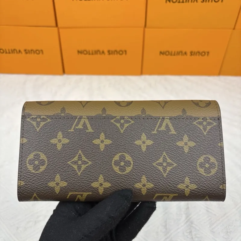 Alternative view of LV Wallets-924