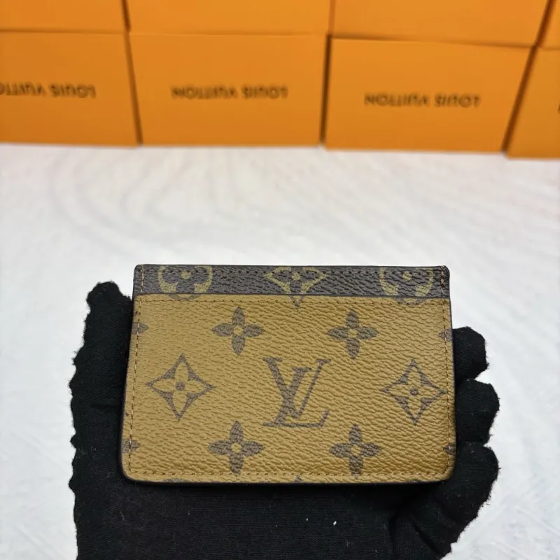 Alternative view of LV Wallets-926