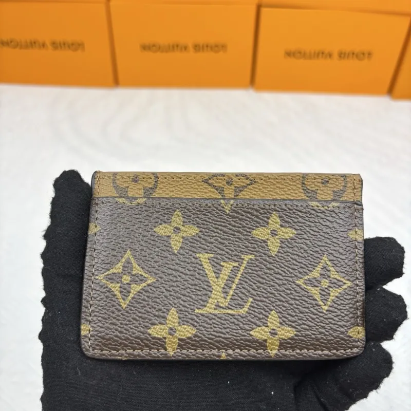 Alternative view of LV Wallets-927