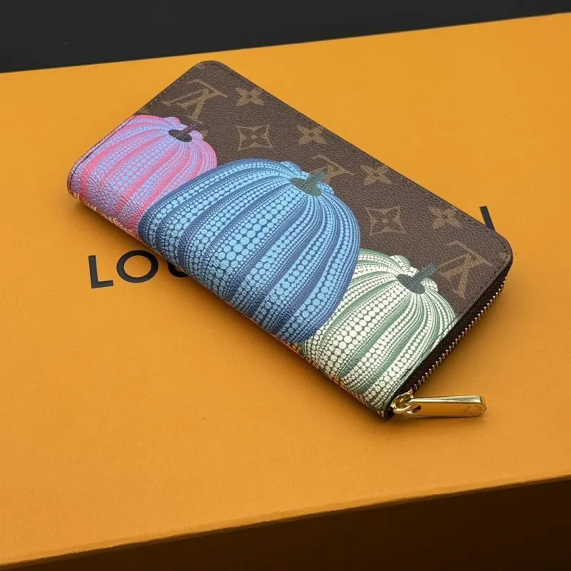 Alternative view of LV Wallets-928