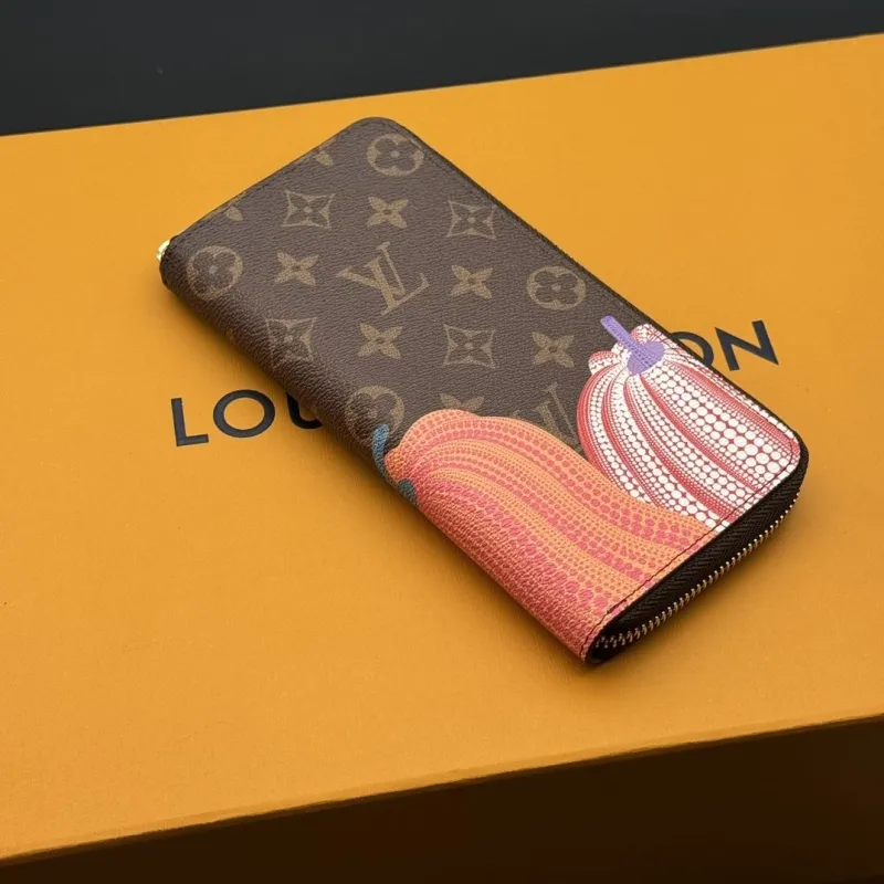 Alternative view of LV Wallets-929