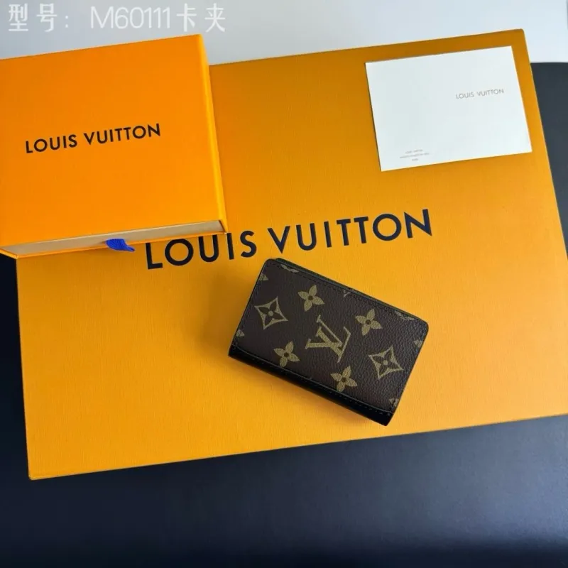Alternative view of LV Wallets-930