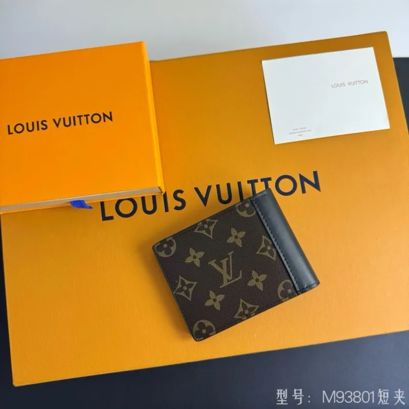 Alternative view of LV Wallets-931