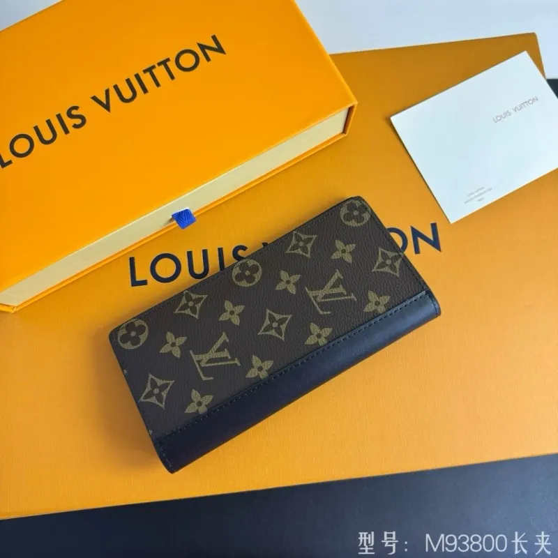 Alternative view of LV Wallets-932
