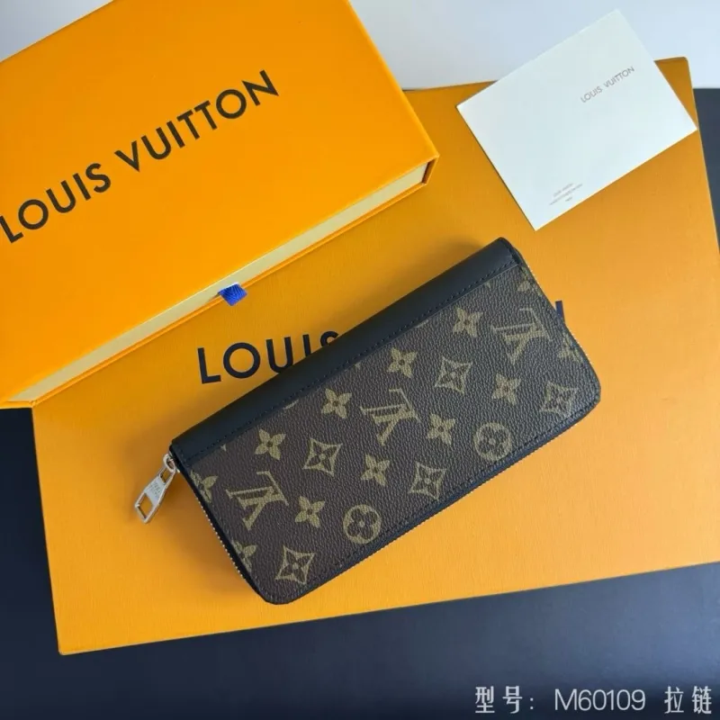 Alternative view of LV Wallets-933