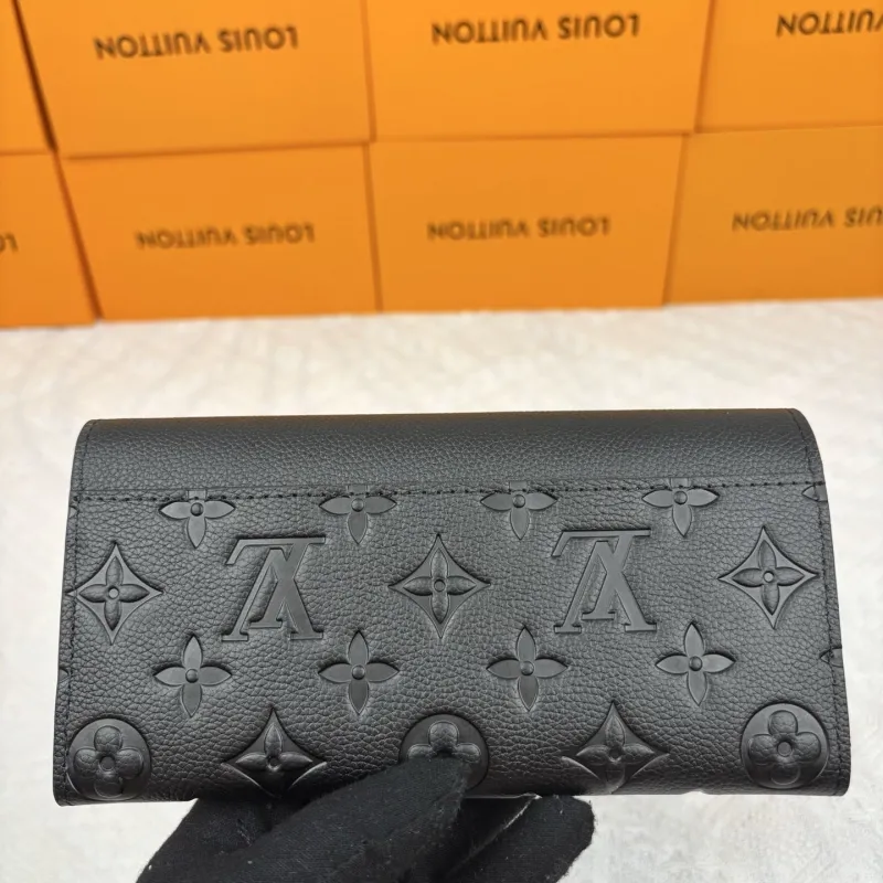 Alternative view of LV Wallets-934