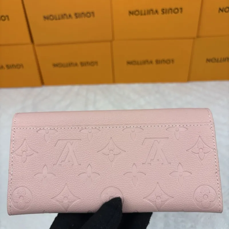 Alternative view of LV Wallets-935