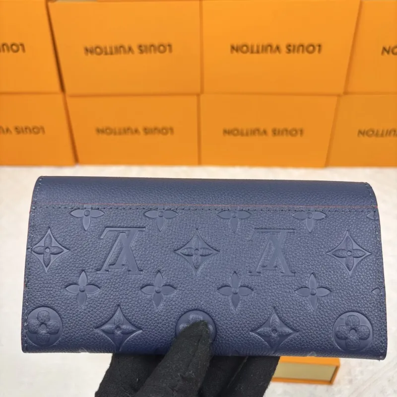 Alternative view of LV Wallets-936