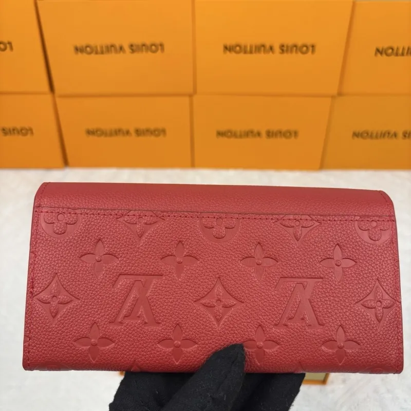 Alternative view of LV Wallets-937