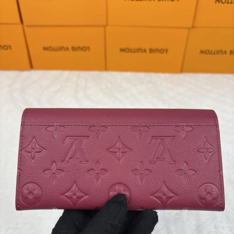Alternative view of LV Wallets-938