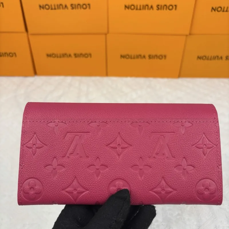 Alternative view of LV Wallets-939