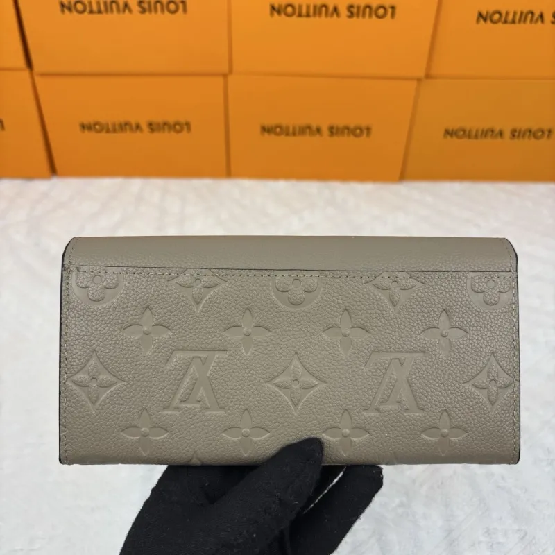 Alternative view of LV Wallets-940