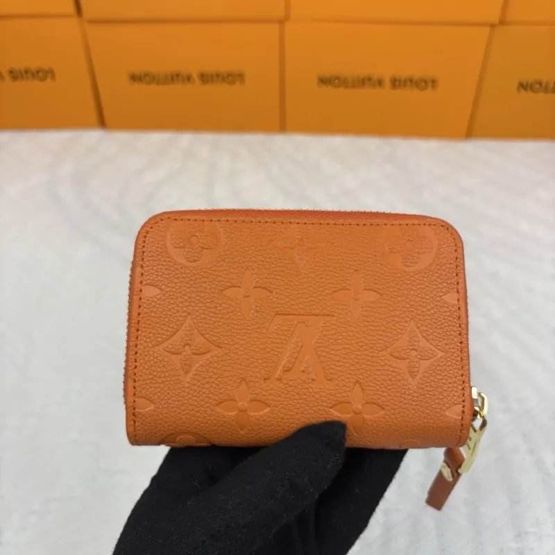 Alternative view of LV Wallets-942