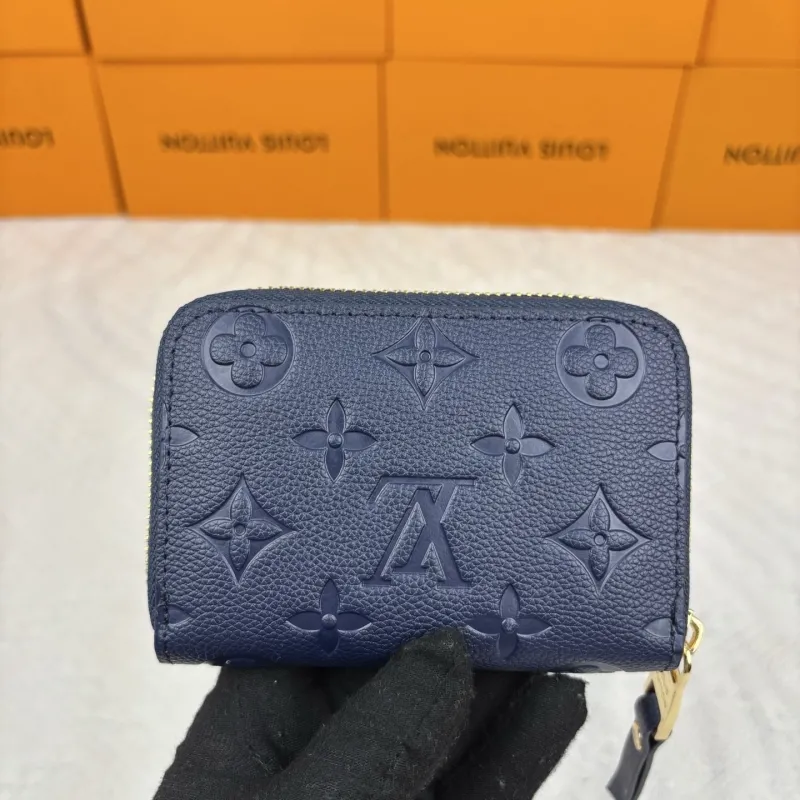 Alternative view of LV Wallets-943
