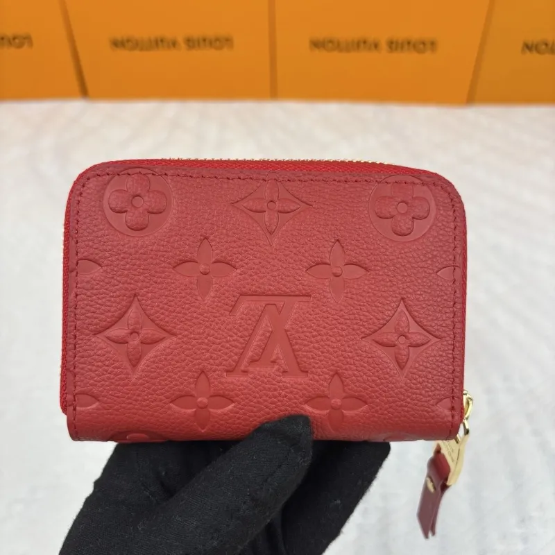 Alternative view of LV Wallets-944