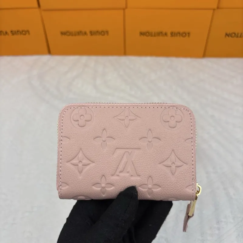 Alternative view of LV Wallets-945