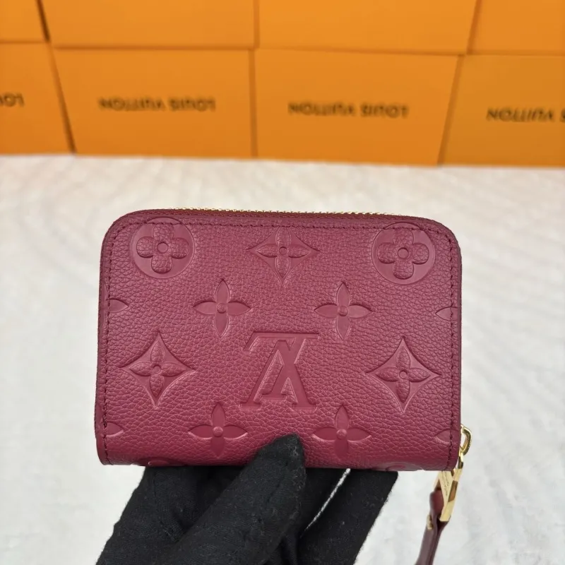 Alternative view of LV Wallets-946