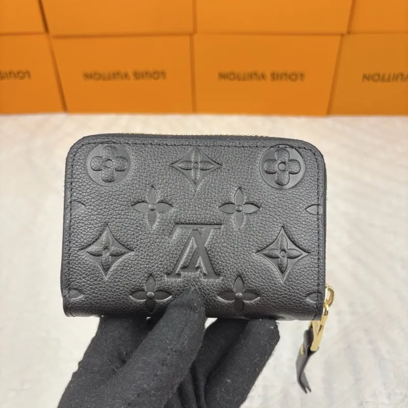 Alternative view of LV Wallets-949